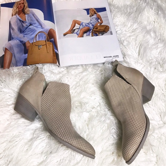 Dolce Vita Shoes - 🦋 Dolce Vita Ankle Booties 🦋